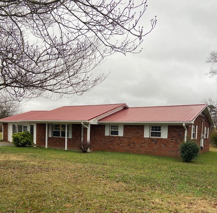 122 Colonial Cir in Seymour, TN - Building Photo