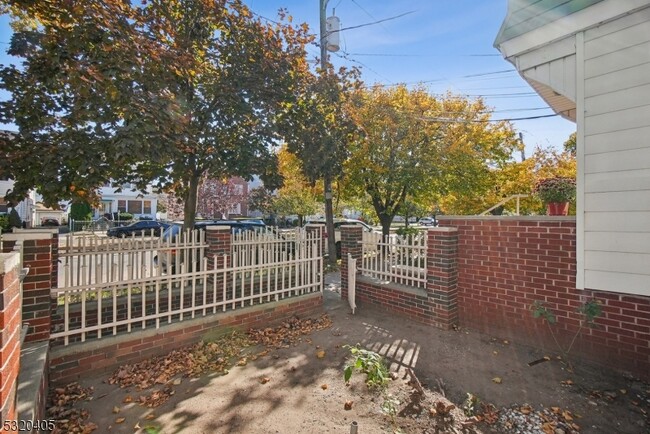 211 Ampere Pkwy in Bloomfield, NJ - Building Photo - Building Photo