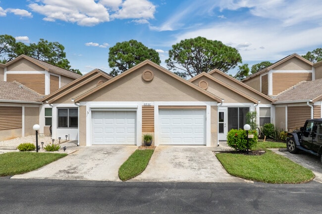 Villas of Fountain Lakes in Estero, FL - Foto de edificio - Building Photo