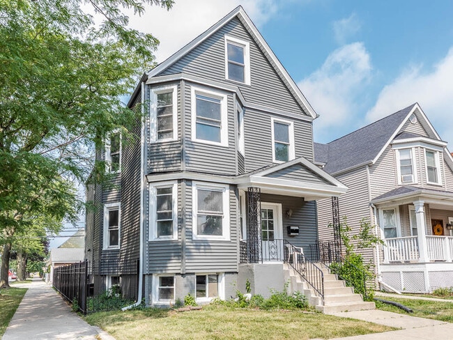 2200 N Kenneth Ave, Unit 2