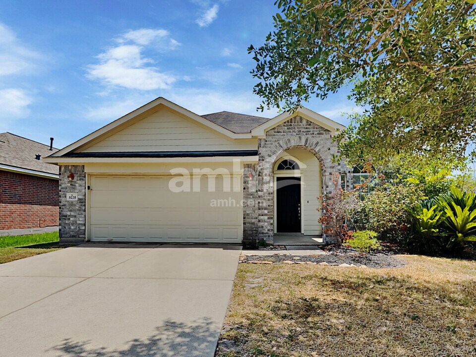 8235 Hardy Elm St in Spring, TX - Building Photo