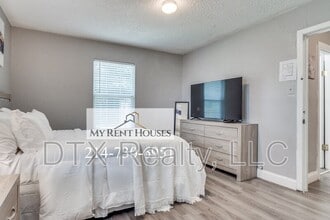 131 NE 22nd St in Grand Prairie, TX - Building Photo - Building Photo
