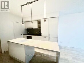 100 Harbour St in Toronto, ON - Building Photo - Building Photo