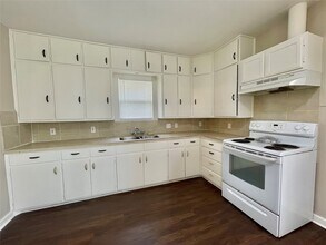 813 Nursery St in Clute, TX - Building Photo - Building Photo