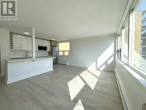 140-140 Springhurst Ave in Toronto, ON - Building Photo - Building Photo