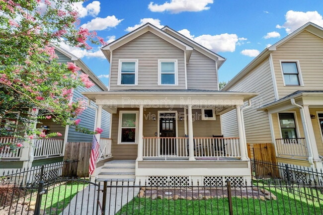1025 W 15th 1/2 St
