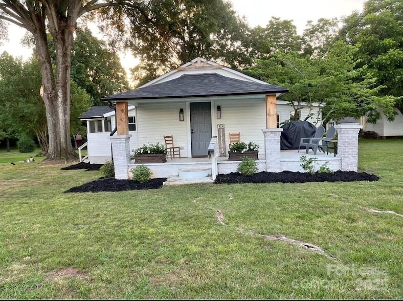 135 Estelle Rd in Mooresville, NC - Foto de edificio