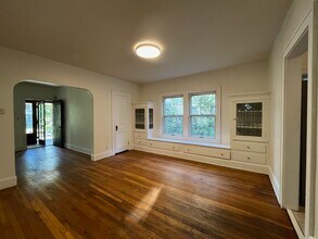 2683 Hampshire Rd, Unit 1 in Cleveland Heights, OH - Foto de edificio - Building Photo