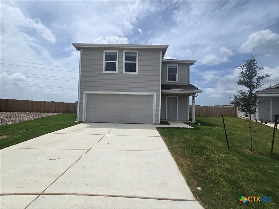 5600 Geronimo St in Seguin, TX - Building Photo