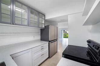 7660 SW 82nd St in Miami, FL - Building Photo - Building Photo