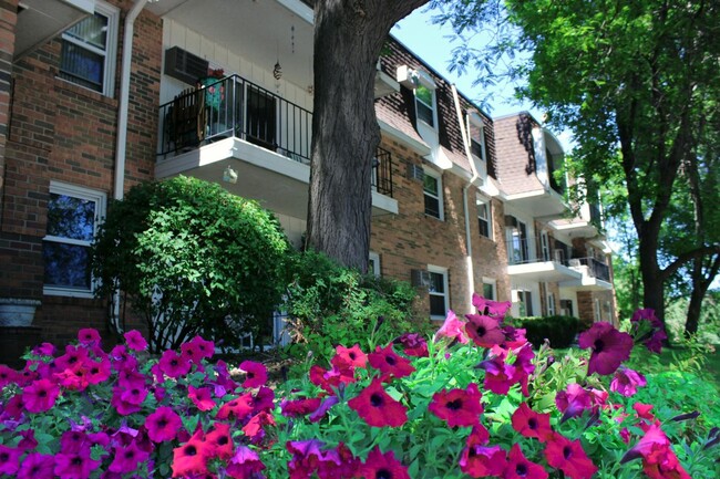 Chateau Carmel in West St. Paul, MN - Foto de edificio - Building Photo