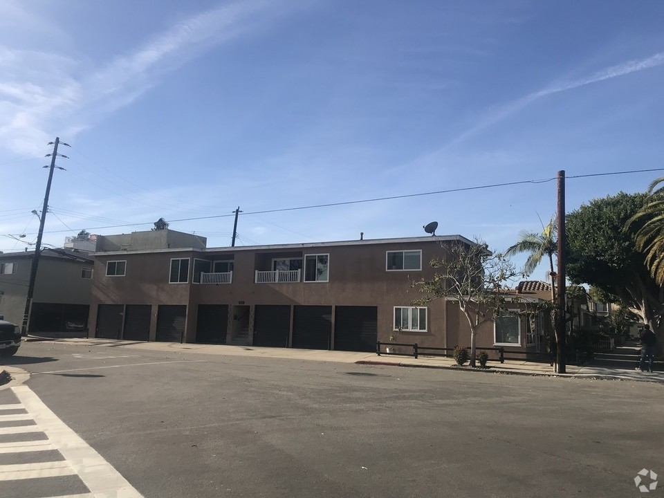 1632 Ocean Ave in Seal Beach, CA - Foto de edificio