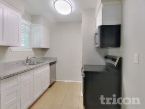 17002 Tibet Rd, Unit 5051-203 in Friendswood, TX - Building Photo - Building Photo