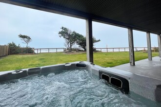 10340 NW Pacific Coast Hwy in Seal Rock, OR - Foto de edificio - Building Photo