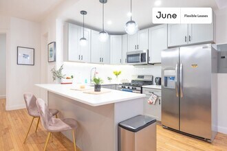 Modern ROOM at The Monroe House, Unit 3 in New York, NY - Foto de edificio - Building Photo