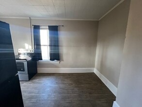 211 W Murphy St, Unit 211-03 in Madison, NC - Building Photo - Building Photo