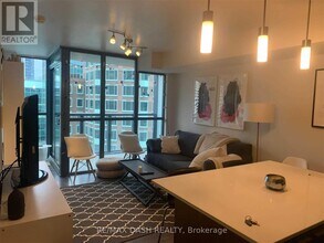 110 Charles St E in Toronto, ON - Building Photo - Building Photo
