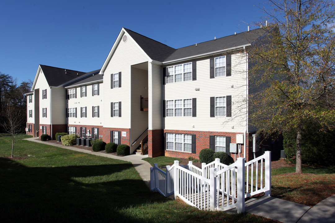 Carlyle Place Apartments in Winston-Salem, NC - Foto de edificio