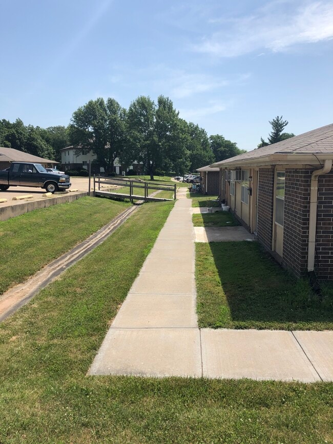 Parkway Village Apartments in Maryville, MO - Foto de edificio - Building Photo