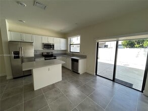 10622 W 33rd Way in Hialeah, FL - Building Photo - Building Photo