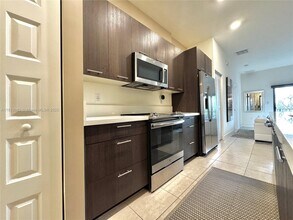 10419 NW 82nd St, Unit 7 in Doral, FL - Building Photo - Building Photo