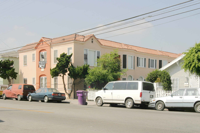 1735 E 10th St in Long Beach, CA - Foto de edificio - Building Photo