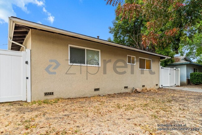 1637 W Roseburg Ave in Modesto, CA - Building Photo - Building Photo