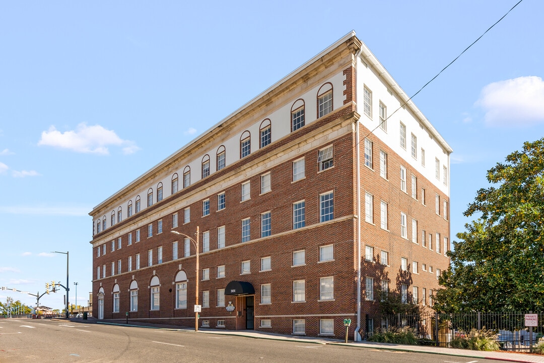 United Jewelers and Lee Hardware Apartments in Shreveport, LA - Building Photo