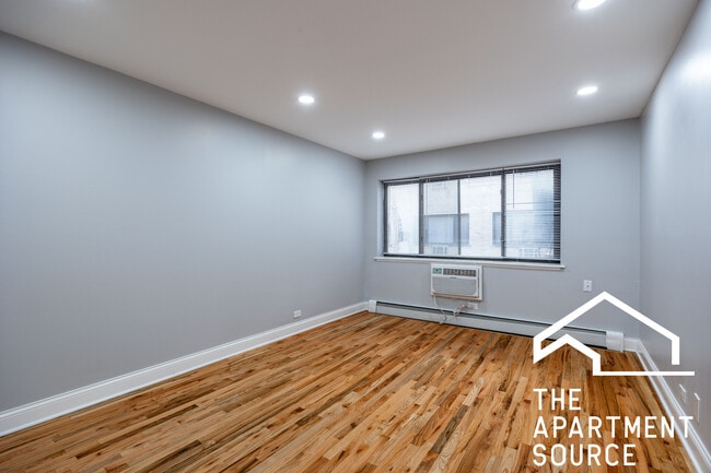 6954 N Sheridan Rd, Unit 206 in Chicago, IL - Building Photo - Building Photo