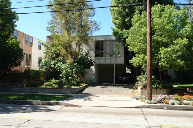 14924 Dickens St in Sherman Oaks, CA - Foto de edificio - Building Photo