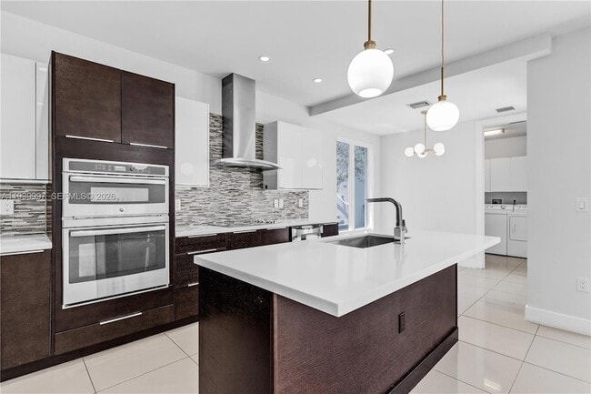 6410 NW 105th Pl in Doral, FL - Foto de edificio - Building Photo