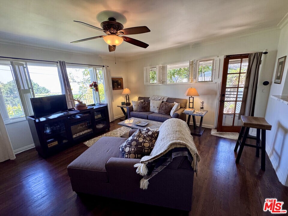 7756 Torreyson Dr in Los Angeles, CA - Building Photo