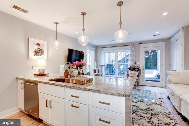 2233 40th Pl NW in Washington, DC - Building Photo - Building Photo