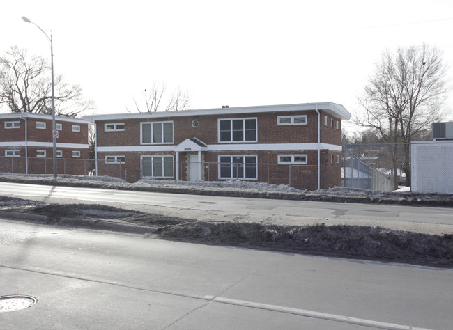 4825 Ames Ave in Omaha, NE - Foto de edificio - Building Photo