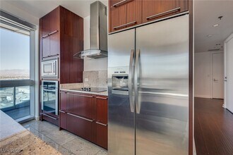 4471 Dean Martin Dr in Las Vegas, NV - Foto de edificio - Building Photo