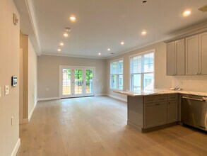 32 Cummins Hwy, Unit 1 in Boston, MA - Building Photo - Building Photo