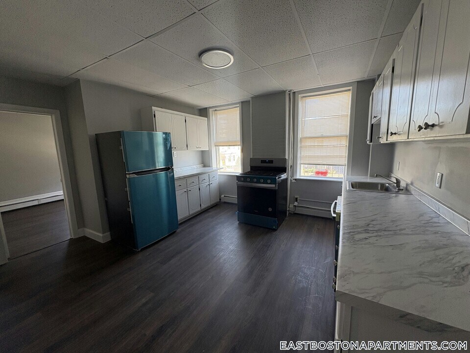 273 Maverick St in Boston, MA - Building Photo