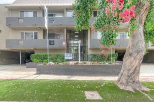 11818 Darlington Avenue in Los Angeles, CA - Building Photo