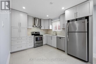 126 Largo Crescent in Vaughan, ON - Building Photo - Building Photo
