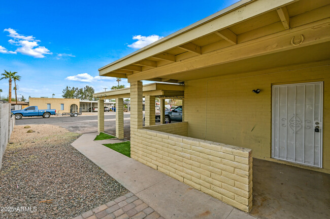 1104 N Wedgewood Dr in Mesa, AZ - Foto de edificio - Building Photo