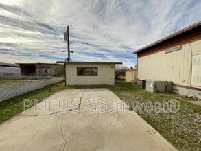 1054 Riverview Dr in Bullhead City, AZ - Building Photo - Building Photo