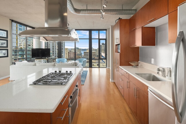 2720 3rd Ave in Seattle, WA - Foto de edificio - Building Photo