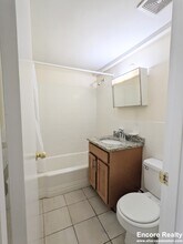 230 Babcock St, Unit 1F in Brookline, MA - Foto de edificio - Building Photo