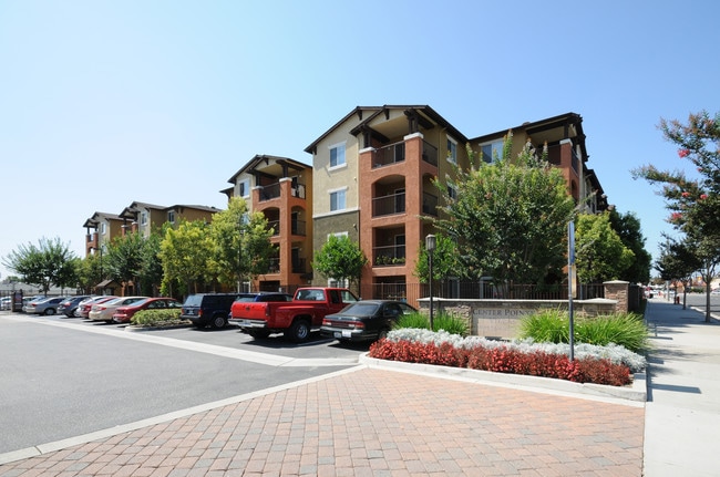 Center Pointe Villas Senior Apartment Homes in Norwalk, CA - Foto de edificio - Building Photo