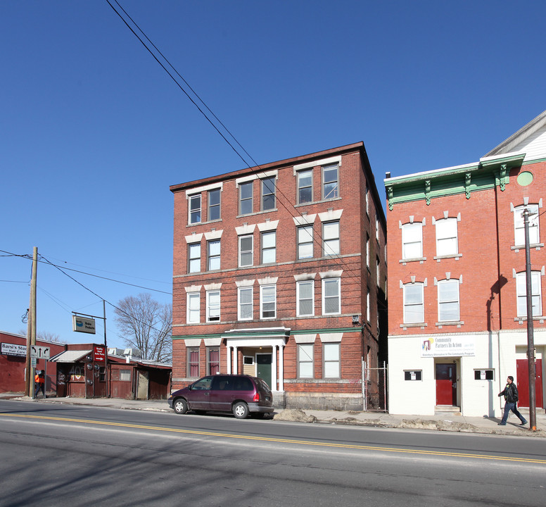 417 E Main St in Waterbury, CT - Building Photo