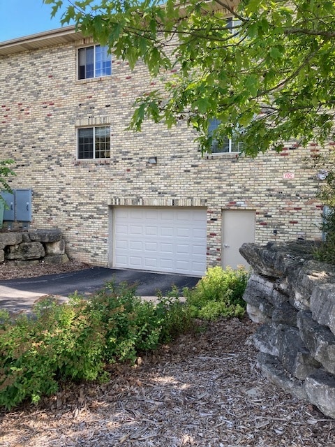 135 W Oak Leaf Dr, Unit 1 in Oak Creek, WI - Building Photo - Building Photo