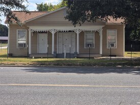 601 W Washington Ave in Navasota, TX - Building Photo