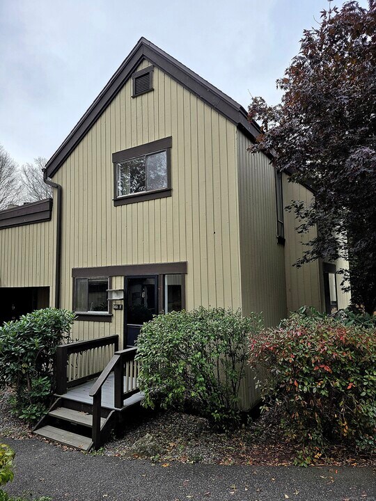 563 Heritage Vlg in Southbury, CT - Building Photo