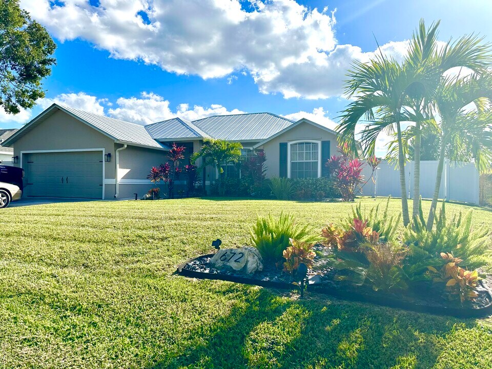 672 SW Aster Rd in Port St. Lucie, FL - Building Photo