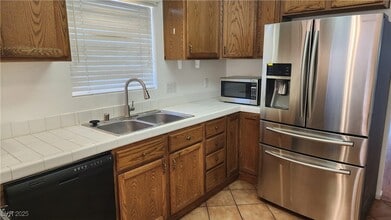 5429 Cove Point Dr in Las Vegas, NV - Building Photo - Building Photo